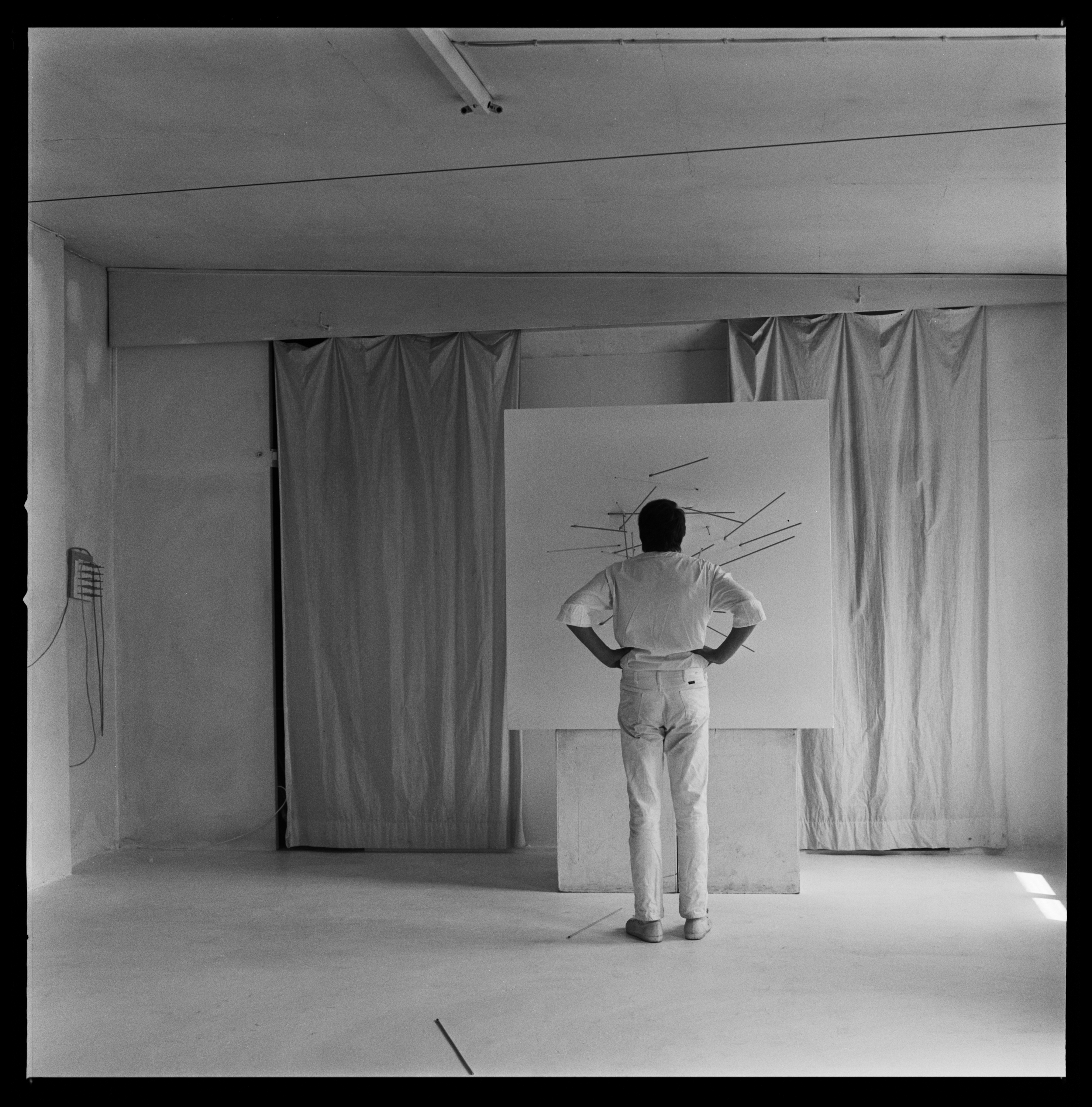 Günther Uecker, Pfeilschießen, an verschiedenen Orten, 1960–1972