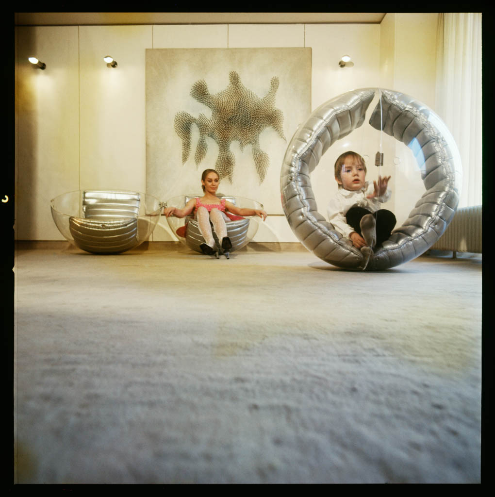 Lothar Wollehs Appartement, 1969 mit Danilo Silvestrins Sessel. Im Hintergrund Karin Wolleh.